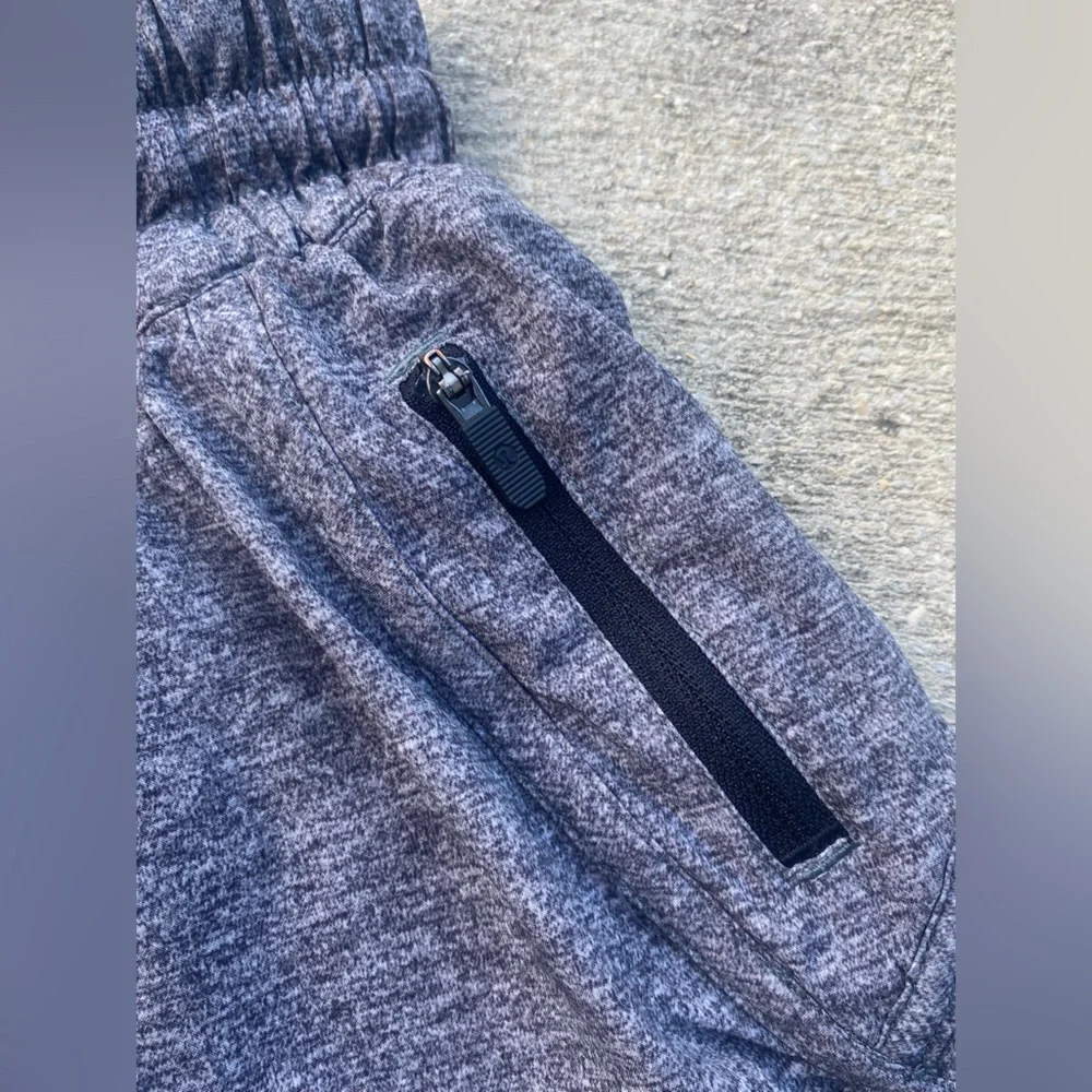 Lululemon Tracker Short V 4" in Heather Lux Multi Black ~ Size 4 - Picture 6 of 8